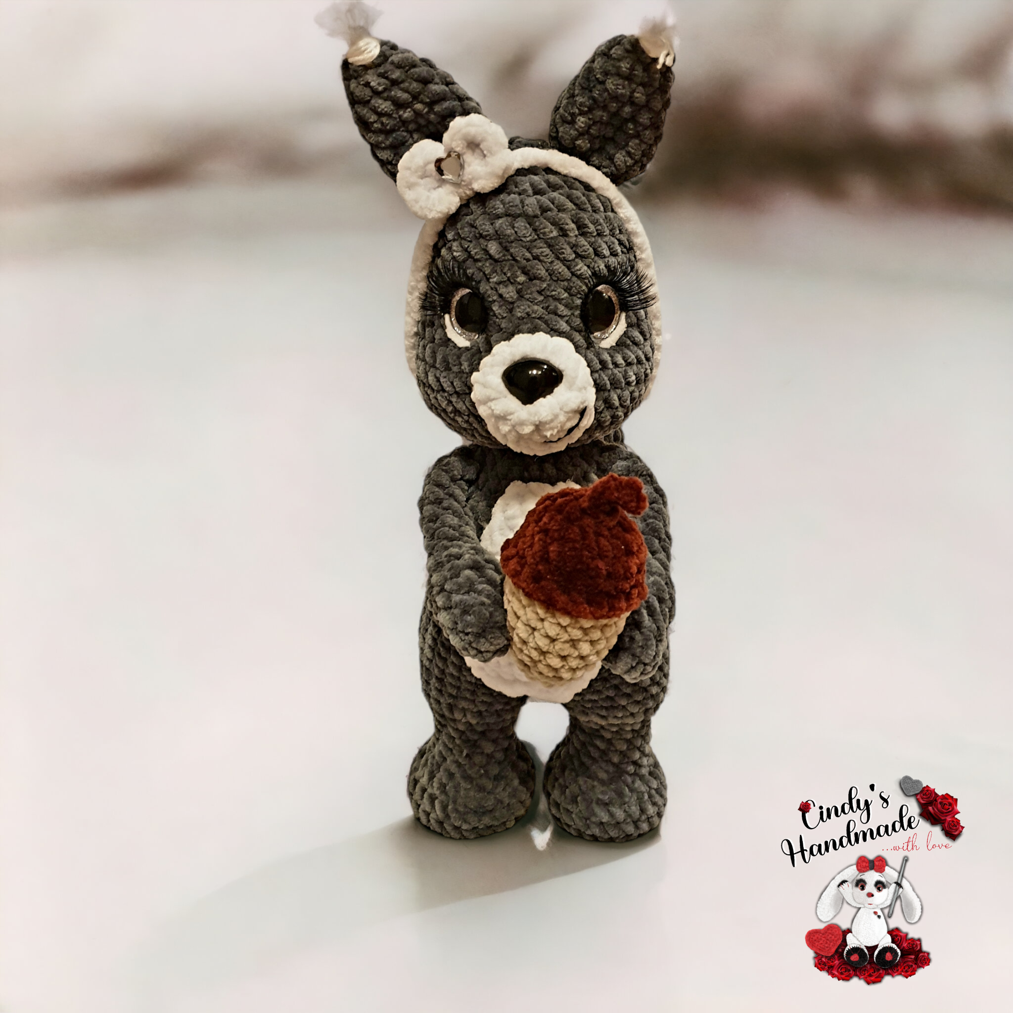 Grauer Hase mit Kleidung 